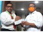 gubernur-maluku-murad-ismail-menyerahkan-obat-covid-19.jpg