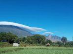gunung-rinjani-bertopikan-awan-putih.jpg