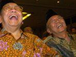 gus-dur-abdurrahman-wahid-tertawa-bersama-salahuddin-wahid.jpg