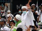 habib-rizieq-syihab-saat-menyapa-pendukung-dan-simpatisan-saat-tiba-di-sekitar-markas-fpi-2.jpg
