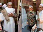 habib-umar-assegaf-dan-anggota-satpol-pp-berpelukan-1.jpg