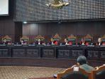hakim-mahkamah-konstitusi-saat-sidang-uji-materiil-uu-pemilu-selasa-24102017.jpg