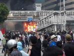 halte-transjakarta-sarinah-dibakar-massa-di-jakarta-pusat-dalam-aksi-tolak-uu-cipta-kerja.jpg