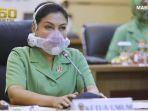 hetty-istri-ksad-jenderal-tni-andika-perkasa-mengenakan-maskernya.jpg