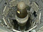 icmb-nuklir-titan-ii-yang-tidak-aktif-terlihat-di-sebuah-silo-di-museum-rudal-titan.jpg