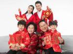 ilustrasi-keluarga-yang-sedang-merayakan-tahun-baru-imlek.jpg