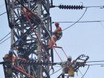 ilustrasi-pekerja-sedang-memperbaiki-menara-listrik.jpg