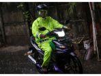 ilustrasi-pengendara-motor-memakai-jas-hujan.jpg