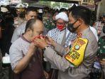 ilustrasi-protokol-kesehatan-kapolda-metro-jaya-bagikan-masker.jpg