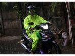 ilustrasi-seorang-pengendara-sepeda-motor-memakai-jas-hujan.jpg