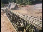 jembatan-molintogupo-hanyut-terseret-aliran-sungai.jpg