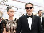 joaquin-phoenix-dan-rooney-mara.jpg