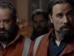 john-travolta-dan-gil-bellows-dalam-film-life-on-the-line-2015.jpg