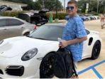 kelley-memberikan-cek-palsu-pada-kasir-dan-membeli-mobil-mewah-porsche.jpg