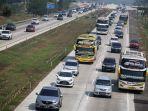 kendaraan-pemudik-dari-arah-jakarta-melewati-jalan-tol-jakarta-cikampek-di-cikampek-jawa-barat.jpg
