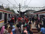 keramaian-penumpang-krl-commuter-line-di-peron-stasiun-duri-jakarta-barat.jpg