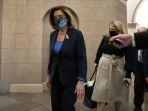 ketua-dpr-nancy-pelosi-d-ca-kiri-mengenakan-masker.jpg