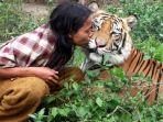 kisah-pria-yang-mengasuh-harimau-benggala-sejak-usia-3-bulan.jpg