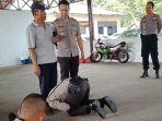 kisah-viral-anak-penjual-sate-keliling-jadi-polisi-cium-kaki-ayahnya.jpg