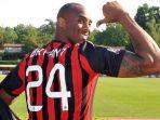 kobe-bryant-mengenakan-jaersey-ac-milan-dengan-nomor-punggung-24.jpg