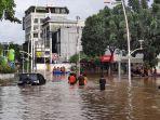 kondisi-banjir-di-jalan-kemang-raya-sabtu-2012021-sore-pukul-1630-wib.jpg