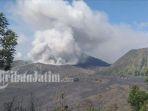 kondisi-bromo-saat-menyemburkan-abu-vulkanik-pada-kamis-1532019.jpg