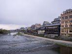 kondisi-sungai-kamogawa-di-kyoto-dalam-keadaan-normal.jpg