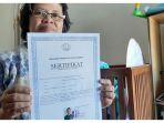 lucia-martini-menunjukkan-sertifikat-anaknya.jpg