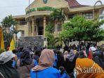 mahasiswa-menggelar-aksi-penolakan-uu-cipta-kerja-di-dprd-ponorogo-kamis-8102020.jpg