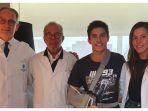 marc-marquez-berfoto-dengan-para-dokter-yang-menanganinya.jpg