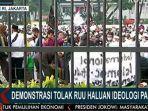 massa-melakukan-aksi-unjuk-rasa-menolak-ruu.jpg