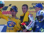 max-biaggi-kiri-dan-valentino-rossi-tengah-di-podium-donington-park-2003.jpg