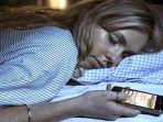 meletakkan-hape-samping-tidur.jpg