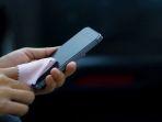 membersihkan-hp.jpg
