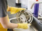 4 Manfaat Mencuci Piring Menggunakan Sarung Tangan Seperti Orang-Orang Korea