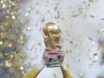 mengangkat-trofi-Piala-Dunia.jpg
