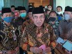 menteri-agama-fachrul-razi-saat-menghadiri-penyerahan-sertifikat-tanah-hak-pakai.jpg