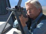michael-douglas-dalam-beyond-the-reach.jpg