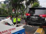 mobil-innova-tabrak-sangkut-pembatas-jalan.jpg