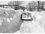 mobil-melaju-di-atas-timbunan-salju.jpg