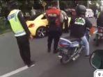 mobil-vw-tabrak-petugas.jpg