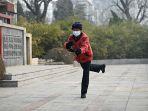 nenek-di-china-mengenakan-masker-saat-berlatih-tai-chi.jpg