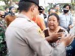 nenek-di-jambi-marai-polisi-saat-demo.jpg