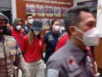 nia-ramadhani-dan-ardi-bakrie-digiring-di-kantor-polisi.jpg