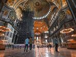 orang-orang-mengunjungi-museum-hagia-sophia.jpg