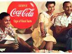 orang-orang-menikmati-coca-cola.jpg