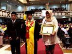 orang-tua-irza-laila-nur-trisna-bersama-rektor-uns-solo.jpg