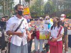 orang-tua-murid-pakai-seragam-sekolah-protes-ppdb-dki-jakarta.jpg