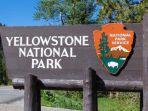 papan-nama-bertuliskan-taman-nasional-yellowstone.jpg