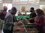 pedagang-Warteg-21-sedang-melayani-pengunjung.jpg